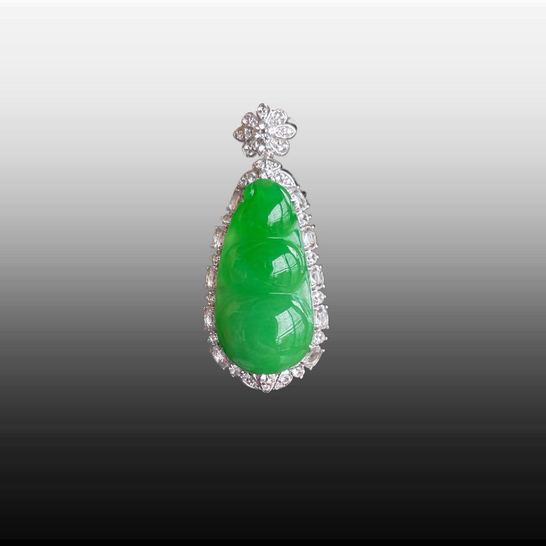 A Exquisite 18K Gold Inlaid Jadeite Fortune Bean Pendant: A Exquisite 18K Gold Inlaid Jadeite Fortune Bean Pendant,Size:1.2inx0.5inx0.3in,0.8inx0.4inx0.1in 18k金镶冰胶阳绿福豆吊坠
