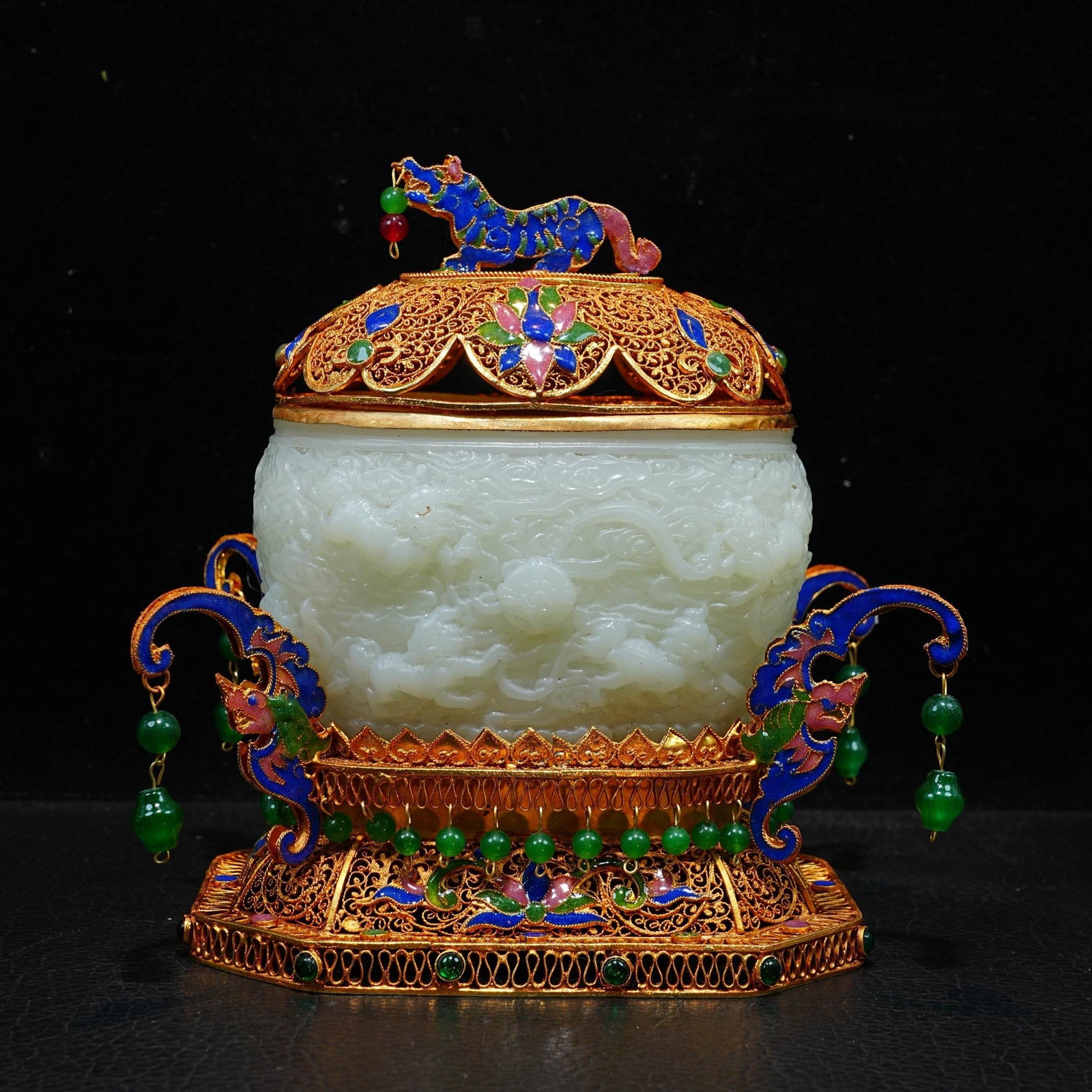 A Exquisite Cloisonne Enamel White Jade Lion Pattern Jar Ornament: A Exquisite Cloisonne Enamel White Jade Lion Pattern Jar Ornament,Qing Dynasty, China,Qianlong Four-character Mark,Size:6.5inx7.1in,Weight:1081.5g 掐丝珐琅彩白ħ