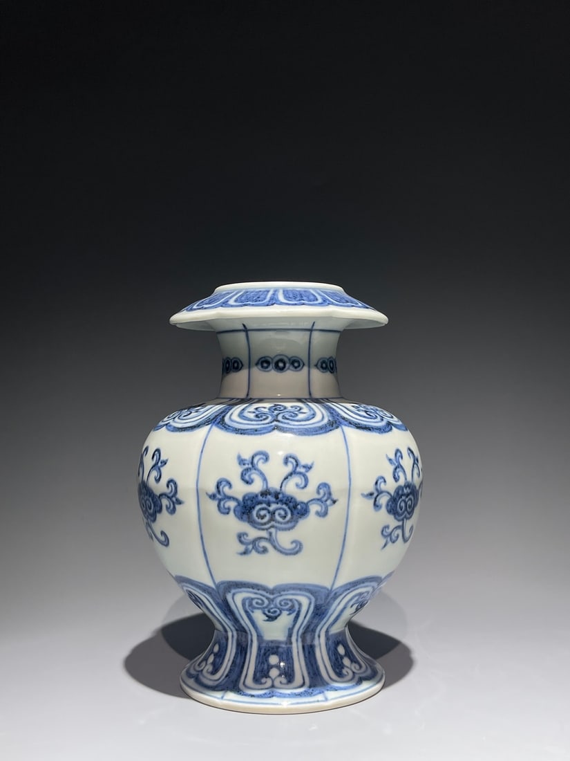 A Exquisite Blue and White Ganoderma lucidum Pattern Pomegranate Vase (1 of 8)