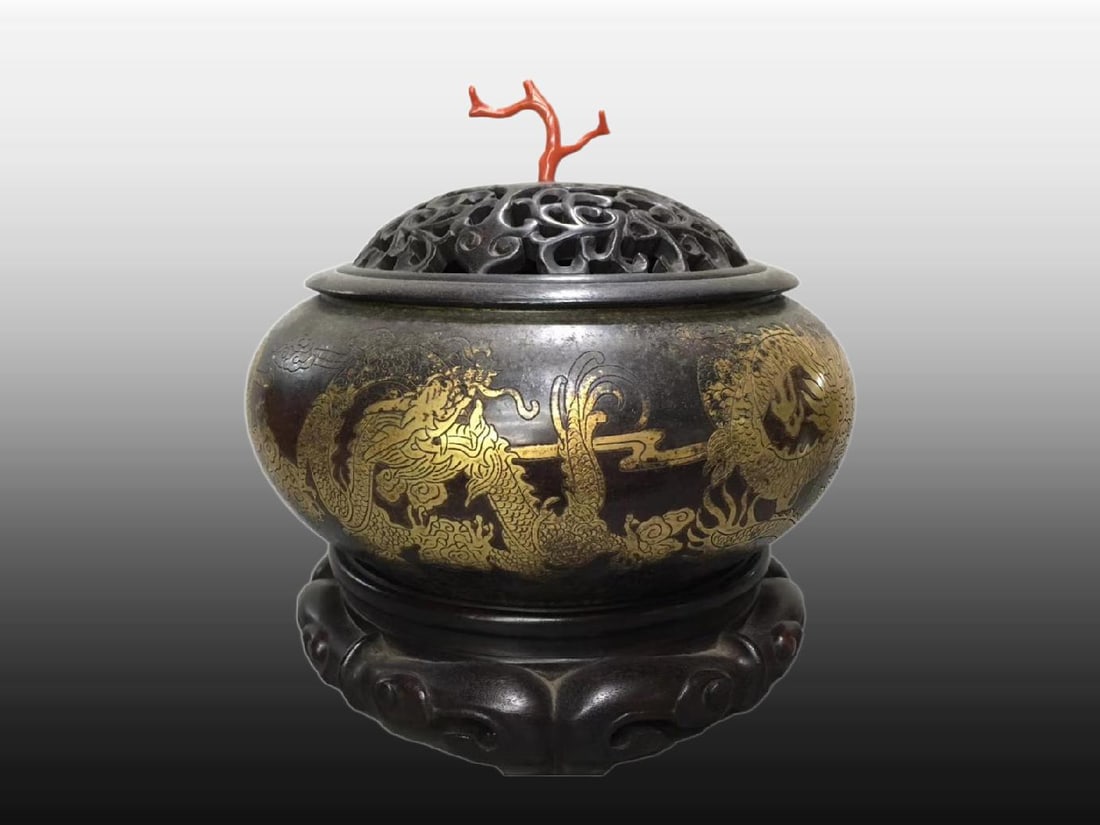 A Exquisite Gilt Bronze Dragon Pattern Censer: A Exquisite Gilt Bronze Dragon Pattern Censer,Ming Dynasty, China,With Mark,Size:5.7inx3.5in ,Weight:3413g