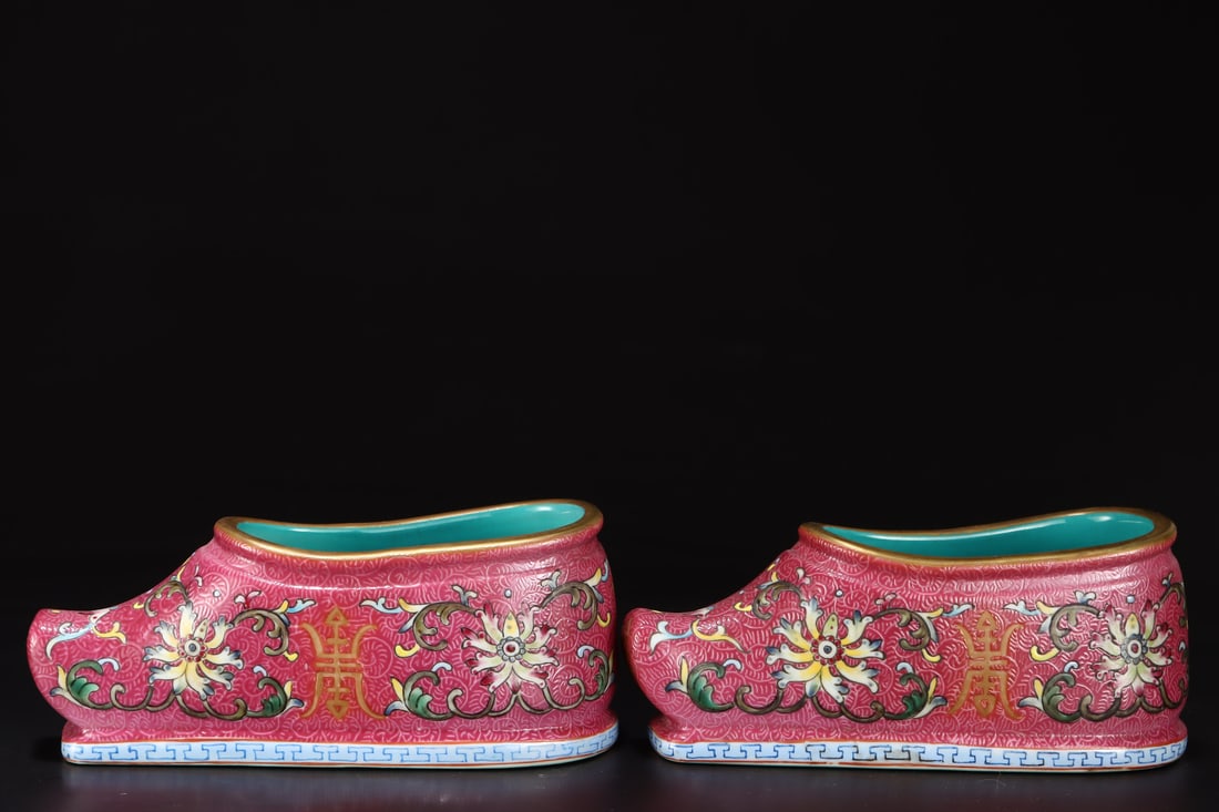 A pair of Exquisite Ruby Red-Glazed Lotus Pattern Shoes - 2