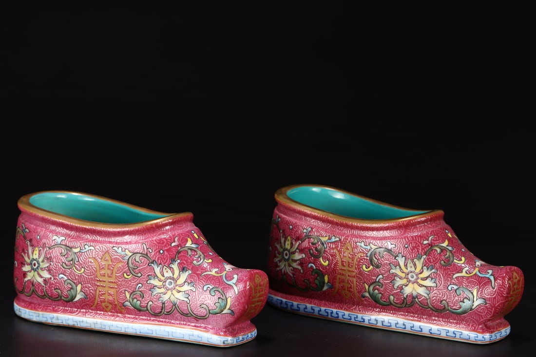 A pair of Exquisite Ruby Red-Glazed Lotus Pattern Shoes - 4