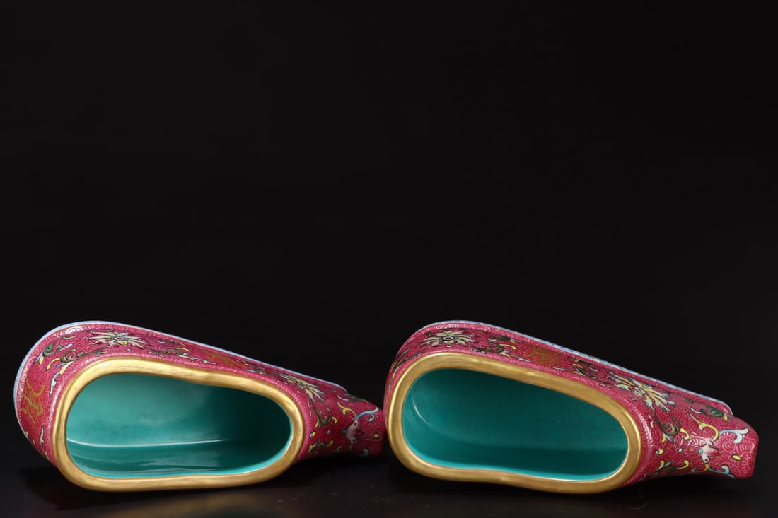 A pair of Exquisite Ruby Red-Glazed Lotus Pattern Shoes - 5