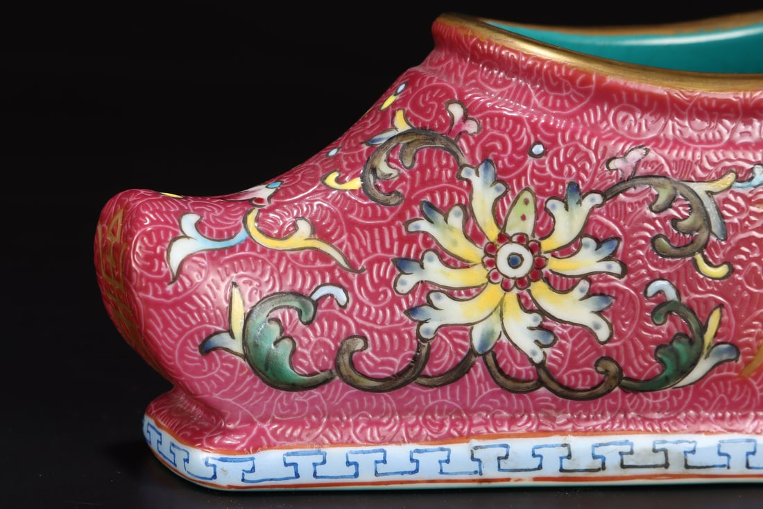 A pair of Exquisite Ruby Red-Glazed Lotus Pattern Shoes - 8
