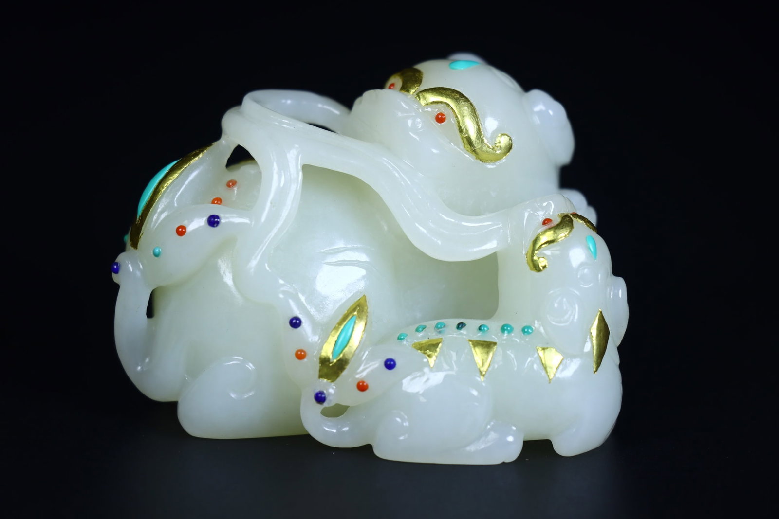 A Exquisite Hotan Jade Cover with Gold Auspicious Beast Ornament: A Exquisite Hotan Jade Cover with Gold Auspicious Beast Ornament,Qing Dynasty, China,Size:2.8inx2.2inx2in,Weight:212g 和田玉包金瑞兽摆件,中&