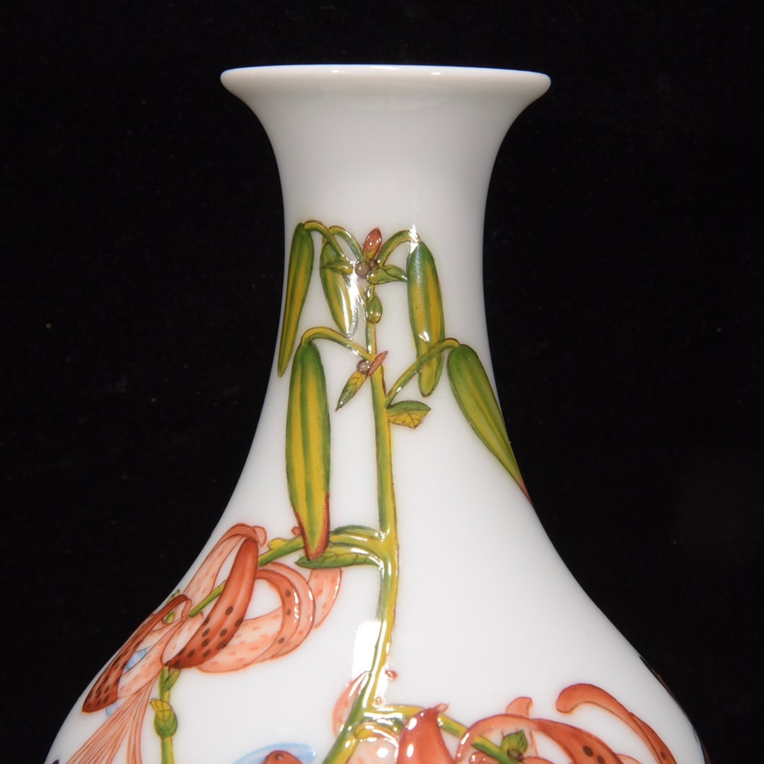 A Exquisite Enamel Flower and Butterfly Pattern Vase - 3