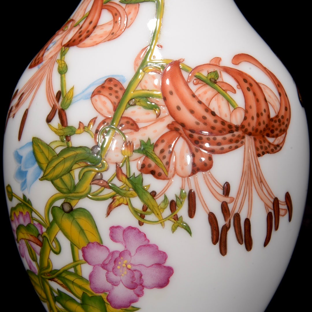 A Exquisite Enamel Flower and Butterfly Pattern Vase - 4