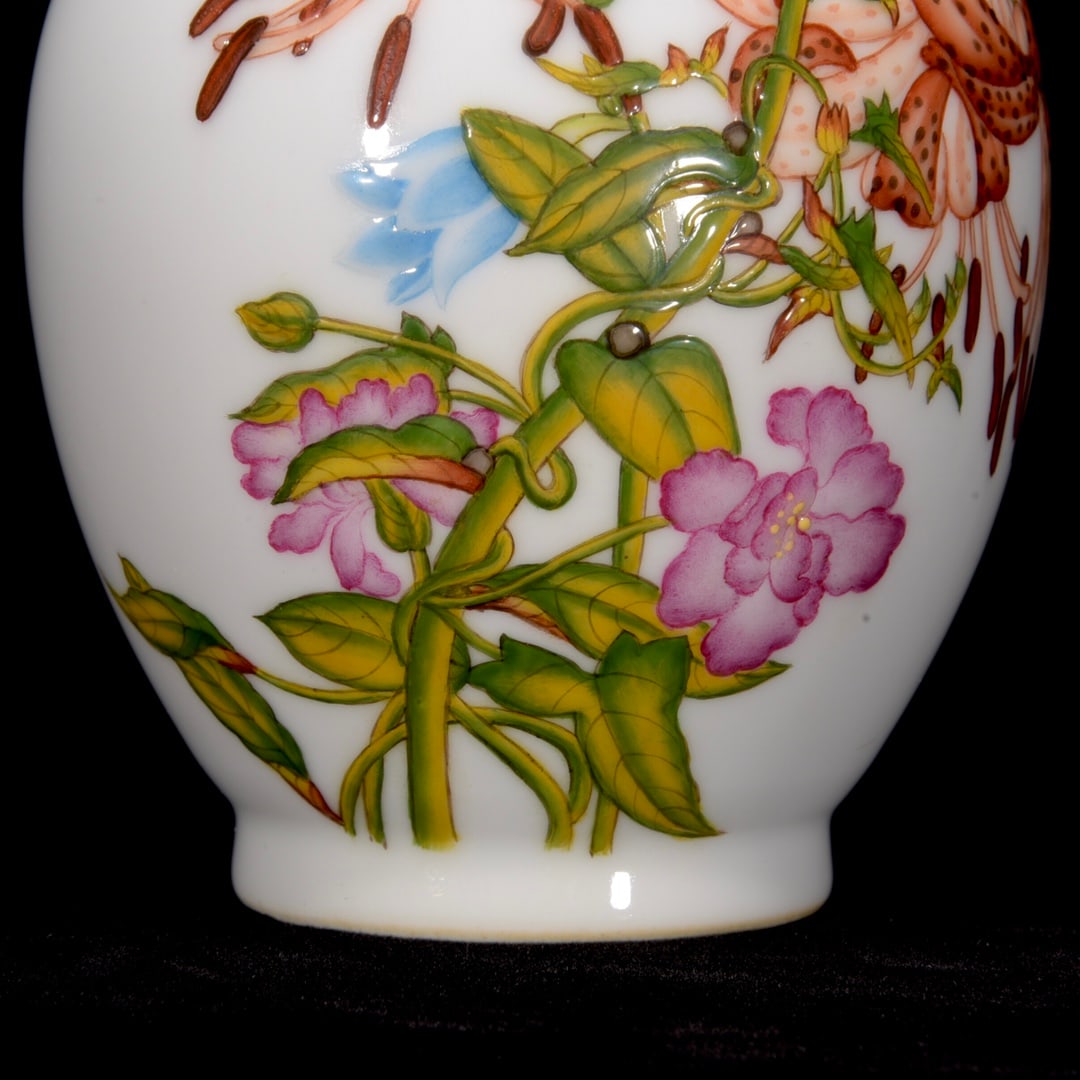 A Exquisite Enamel Flower and Butterfly Pattern Vase - 5