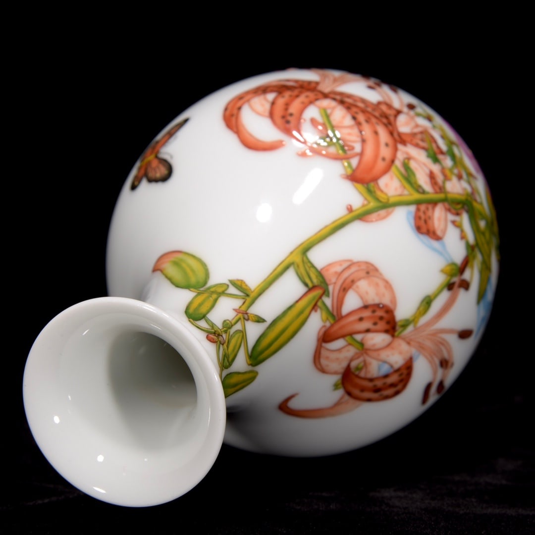 A Exquisite Enamel Flower and Butterfly Pattern Vase - 7