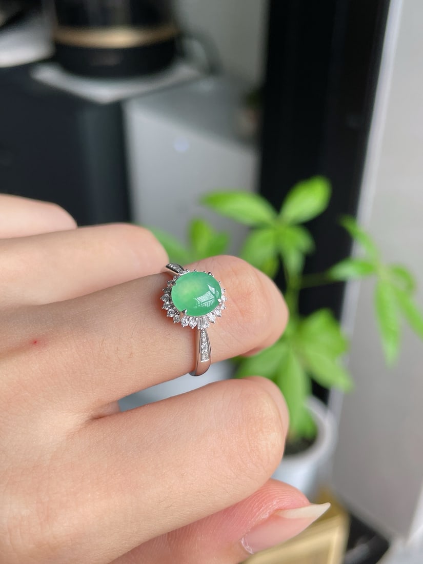 A Exquisite Diamond Inlaid Jadeite Ring: A Exquisite Diamond Inlaid Jadeite Ring,Size:0.3inx0.3inx0.1in 钻石镶高冰甜绿蛋面戒指