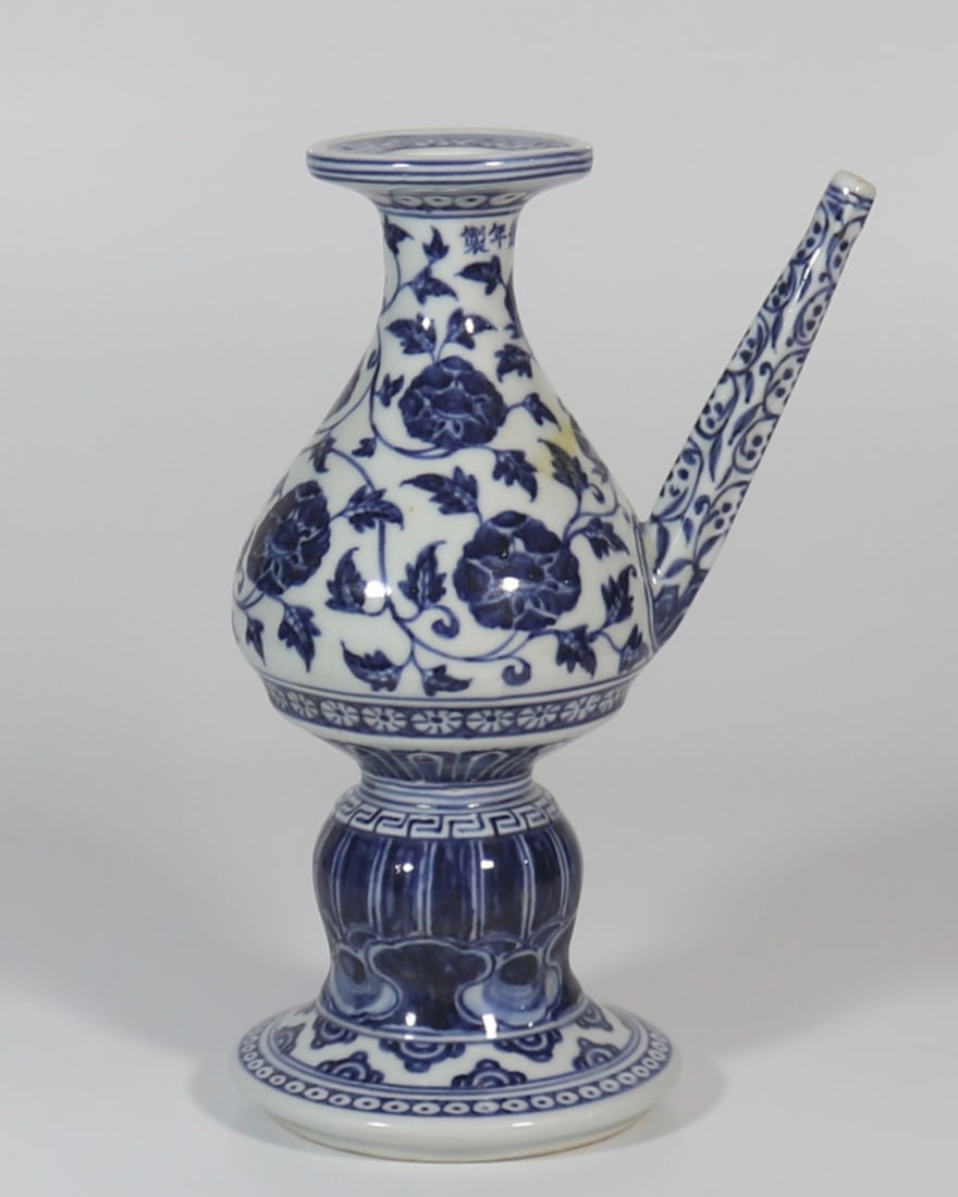 A Exquisite Blue and White Flower Pattern Ewer (1 of 8)