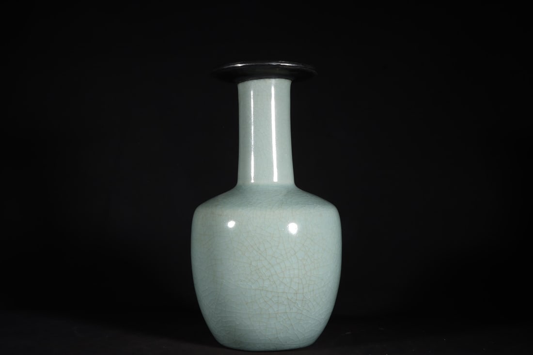 A Exquisite Ru Kiln Sky Blue Glazed Inlaid Silver Rim Vase: A Exquisite Ru Kiln Sky Blue Glazed Inlaid Silver Rim Vase,Song Dynasty, China,Size:8.9inx4.9in 汝窑天青釉镶银扣瓶,中国宋代