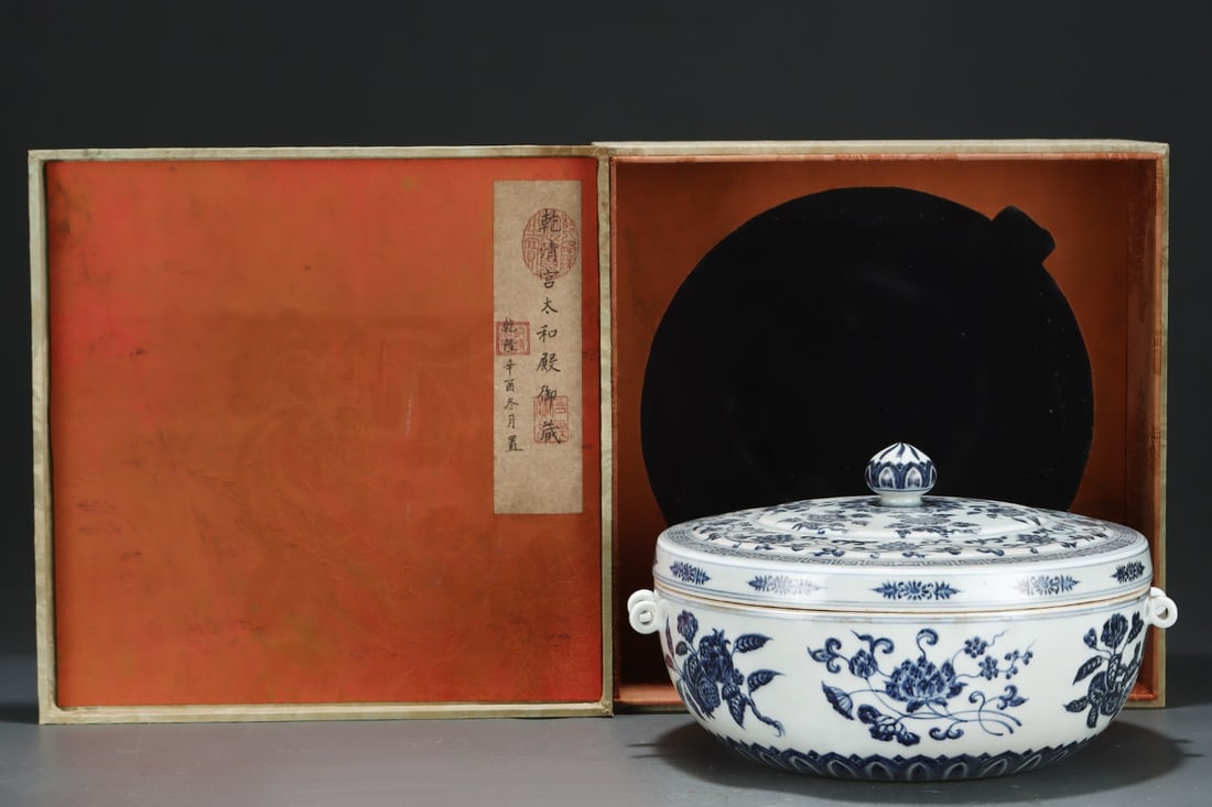 A Exquisite Blue and White Melon And Fruit Pattern Jar: A Exquisite Blue and White Melon And Fruit Pattern Jar,Ming Dynasty, China,Size:6.9inx12.2in 青花瓜果纹罐,中国明代