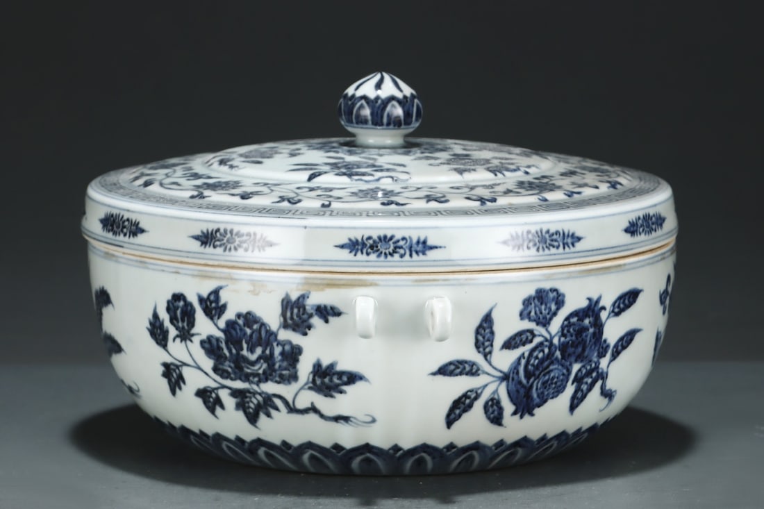 A Exquisite Blue and White Melon And Fruit Pattern Jar - 3