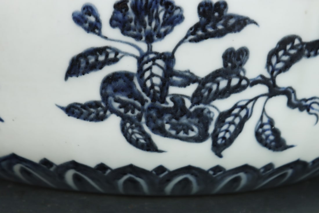 A Exquisite Blue and White Melon And Fruit Pattern Jar - 8