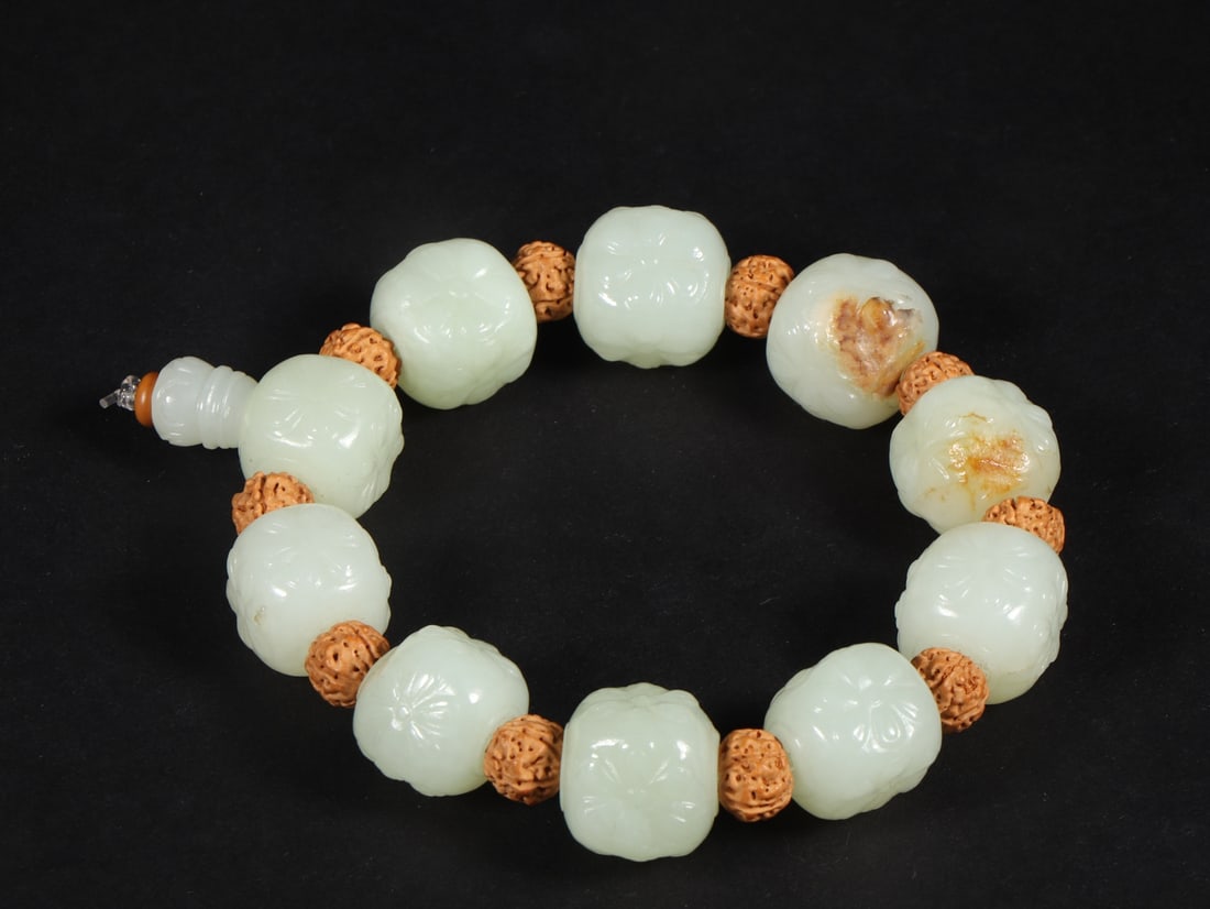 A Exquisite Hotan Jade Eight Treasures Flower Pattern Bracelets (1 of 9)