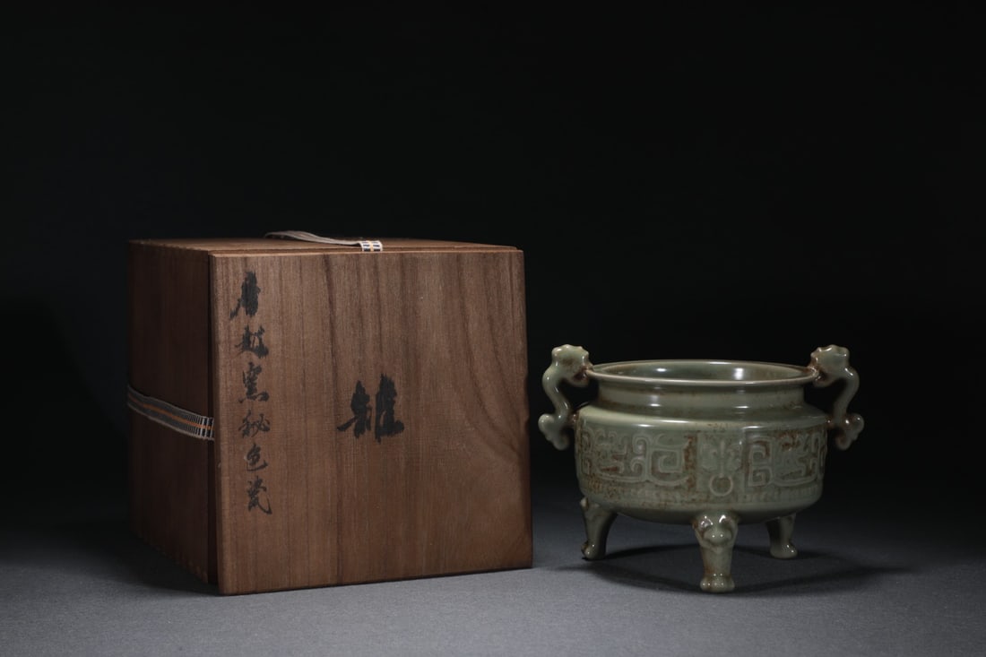 A Exquisite Yue Kiln Celadon Glazed Tripod Censer: A Exquisite Yue Kiln Celadon Glazed Tripod Censer,Five Dynasties,Size:5.5inx7.7in 越窑青瓷三足炉,五代