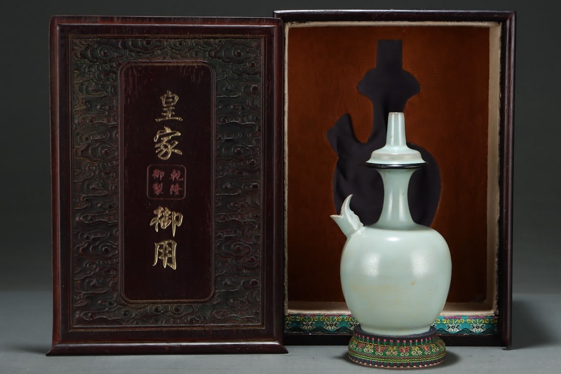 A Exquisite Ru yao Vase: A Exquisite Ru yao Vase,Song Dynasty, China,With Mark,Size:8.9inx4.8in 汝窑瓶,中国宋代,带款