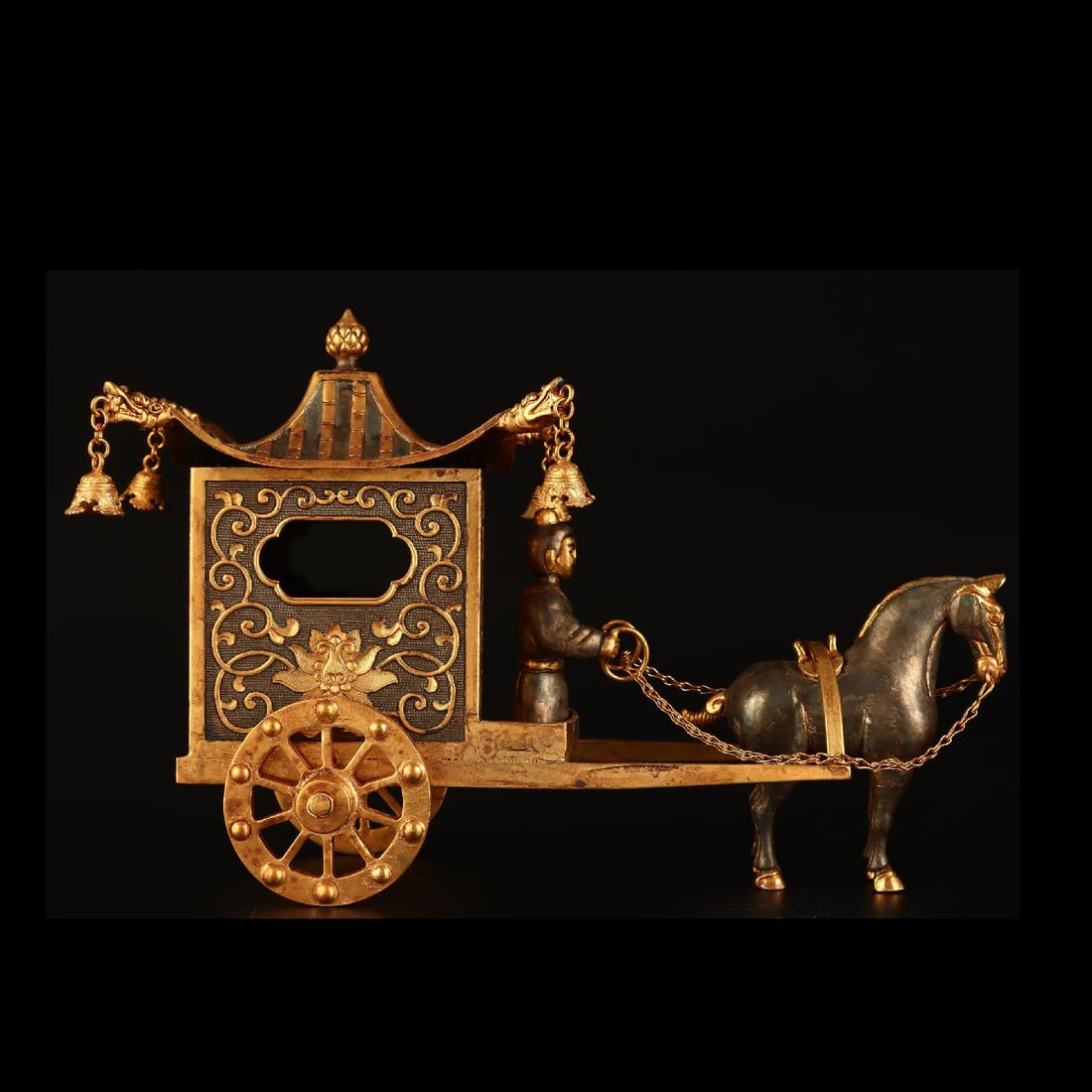 A Exquisite Gilt Bronze Carriage: A Exquisite Gilt Bronze Carriage,Tang Dynasty, China,Size:11inx4.7inx7.5in,Weight:1795g 铜鎏金马车,中国唐代