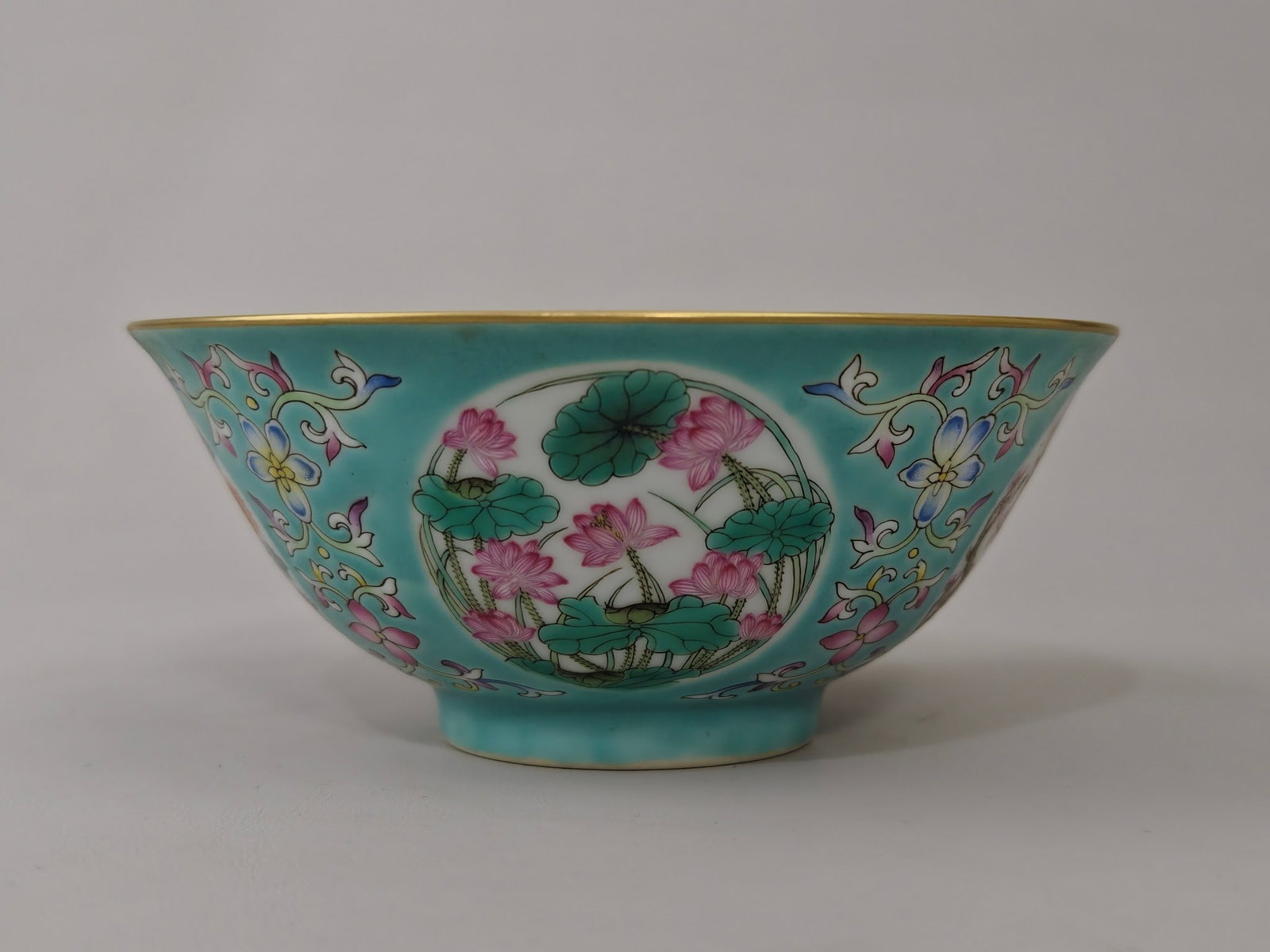 A Exquisite Turquoise-Glazed Flower Pattern Bowl: A Exquisite Turquoise-Glazed Flower Pattern Bowl,Qing Dynasty, China,Qianlong Six-character Mark,Size:2.5inx5.7in 松石绿地花卉纹碗,中国ę