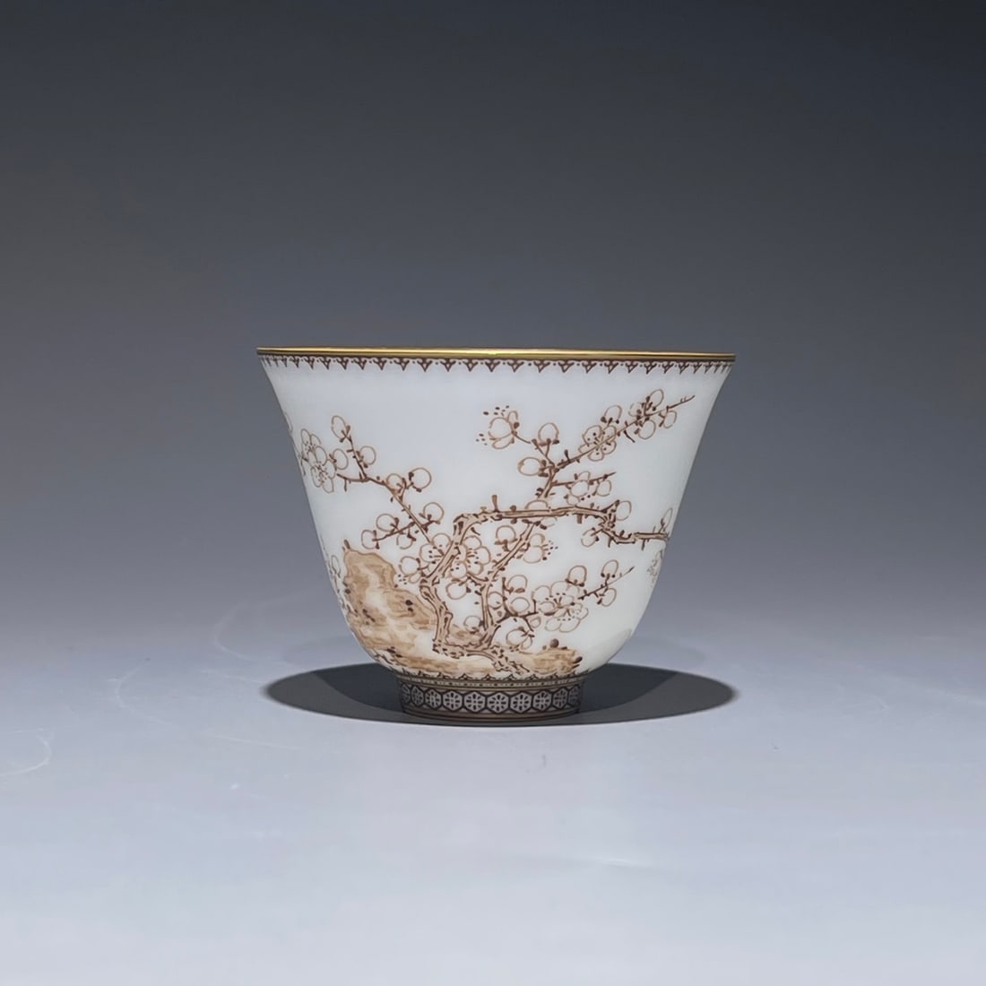 A Exquisite Ink Color Painted Gold Flower Pattern Cup: A Exquisite Ink Color Painted Gold Flower Pattern Cup,Qing Dynasty, China,Yongzheng Four-character Mark,Size:1.8inx2.4in 墨彩描金花卉纹杯,中ࢲ