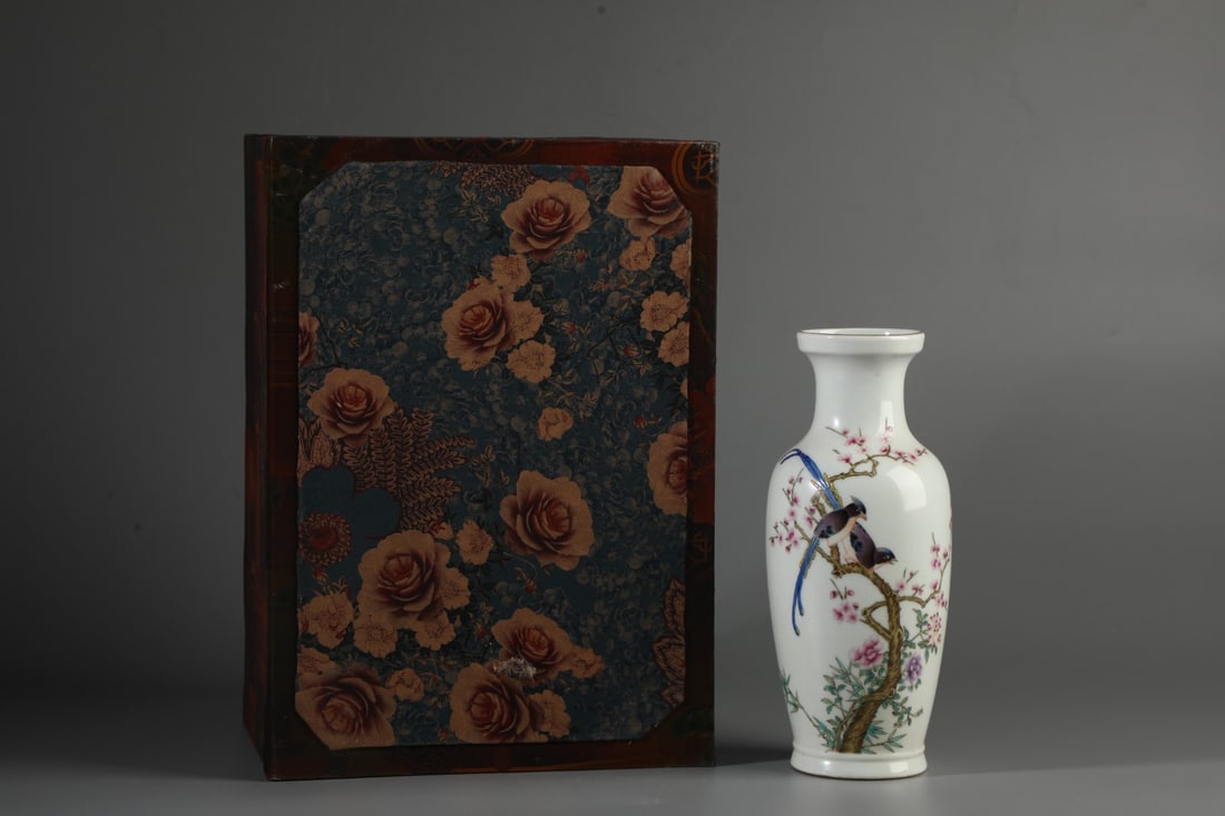 A Exquisite Famille-Rose Flower and Bird Pattern Vase: A Exquisite Famille-Rose Flower and Bird Pattern Vase,Qing Dynasty, China,Qianlong Four-character Mark,Size:9.4inx3.7in