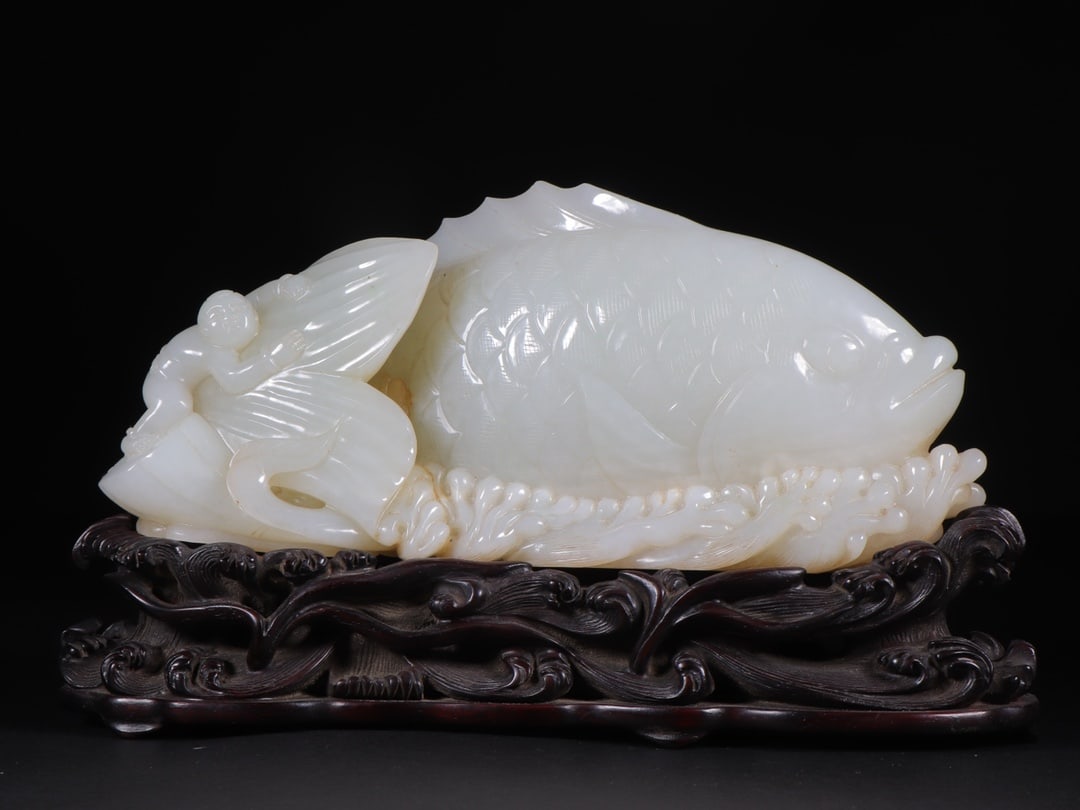 A Exquisite Hotan Jade Fish Ornament: A Exquisite Hotan Jade Fish Ornament,Qing Dynasty, China,Size:7.9inx2inx3.5in,Weight:1018g 和田玉鱼摆件,中国清代