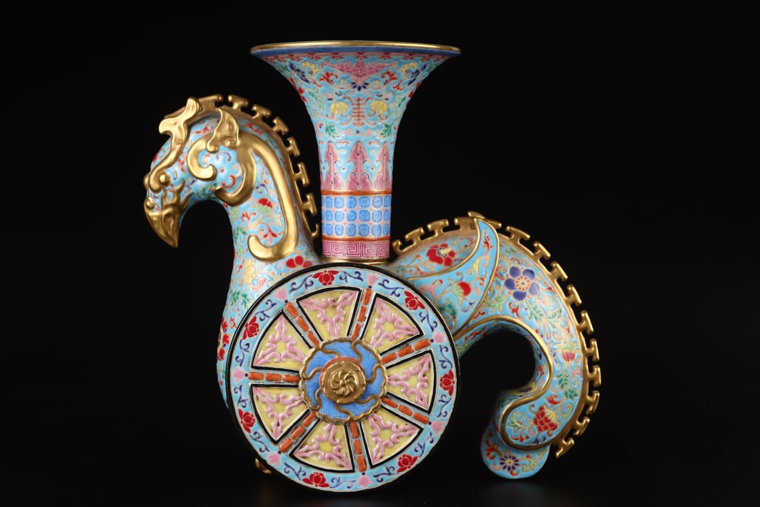 A Exquisite Cloisonne Painted Gold Bird Ornament: A Exquisite Cloisonne Painted Gold Bird Ornament,Qing Dynasty, China,Qianlong Six-character Mark,Size:9.6inx10in 景泰蓝描金鸟摆件,中国଀