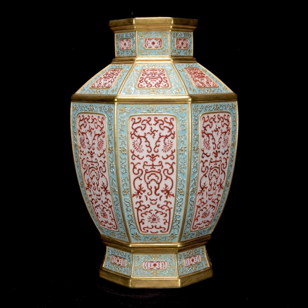 A Exquisite Iron-Red Green Color Longevity Pattern Vase: A Exquisite Iron-Red Green Color Longevity Pattern Vase,Qing Dynasty, China,Qianlong Six-character Mark,Size:11inx7.1in 矾红绿彩万寿纹瓶,中国