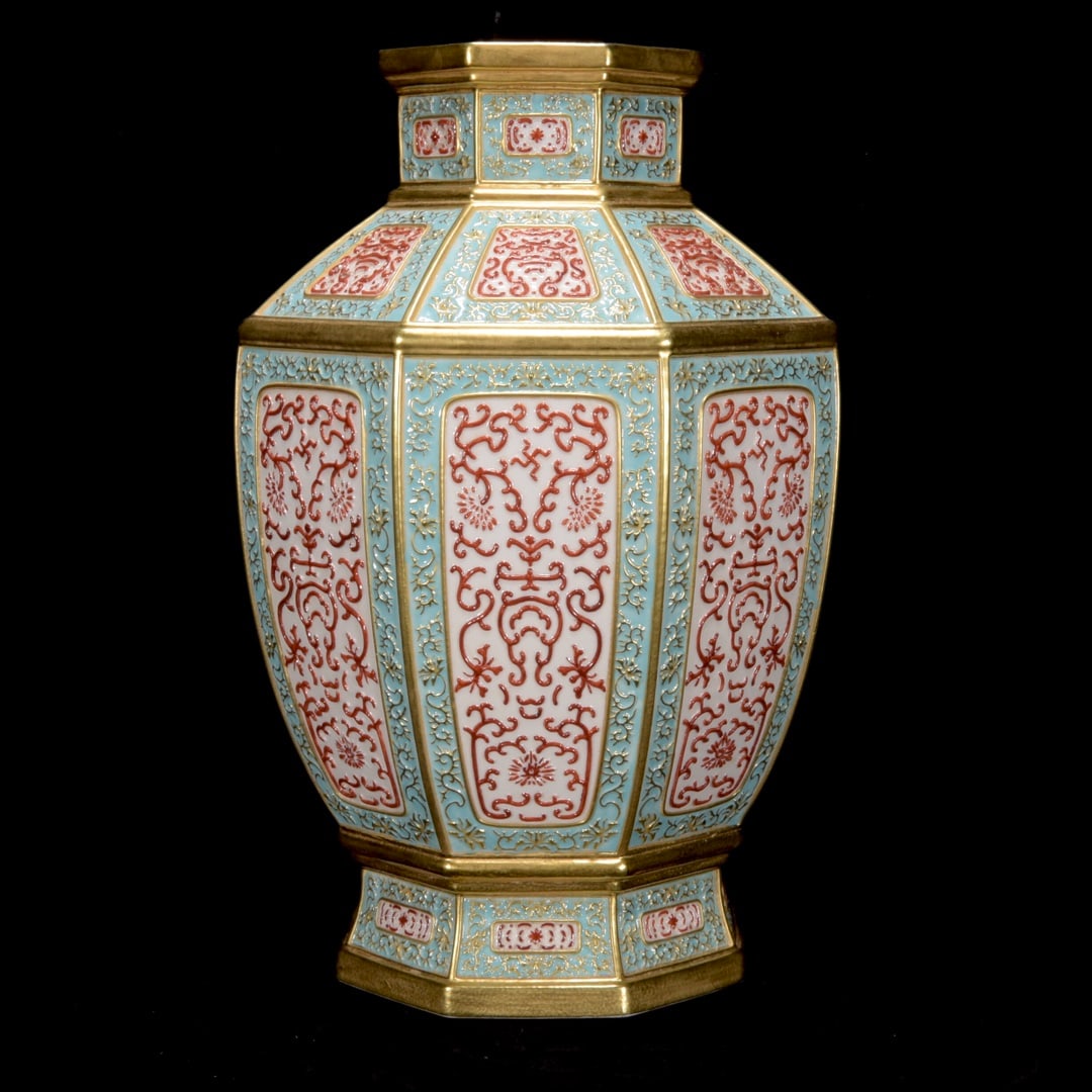 A Exquisite Iron-Red Green Color Longevity Pattern Vase - 2