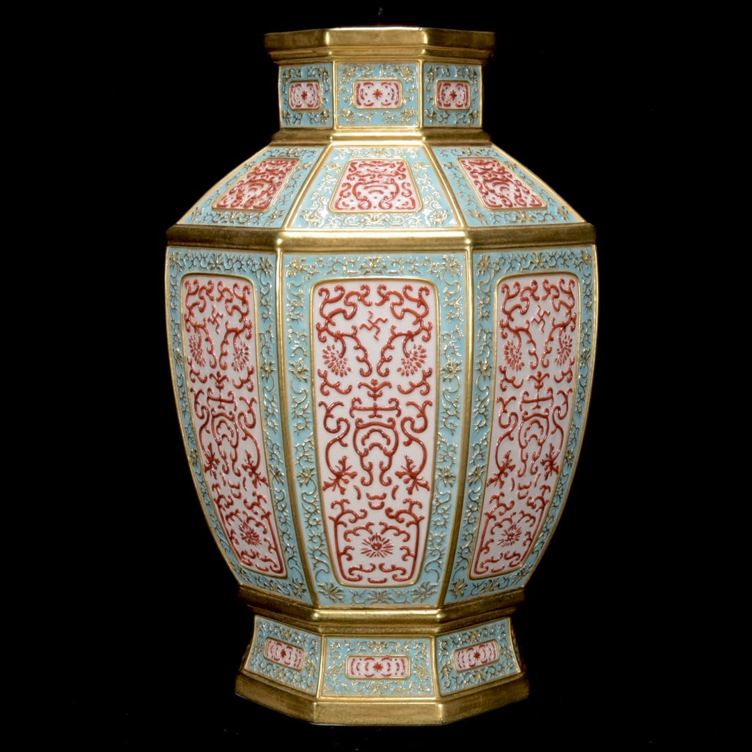 A Exquisite Iron-Red Green Color Longevity Pattern Vase - 3
