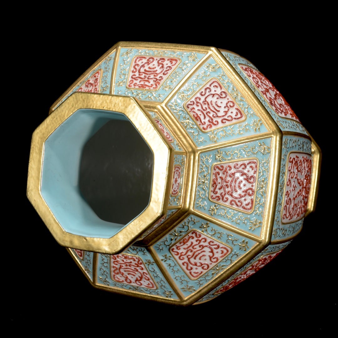 A Exquisite Iron-Red Green Color Longevity Pattern Vase - 8