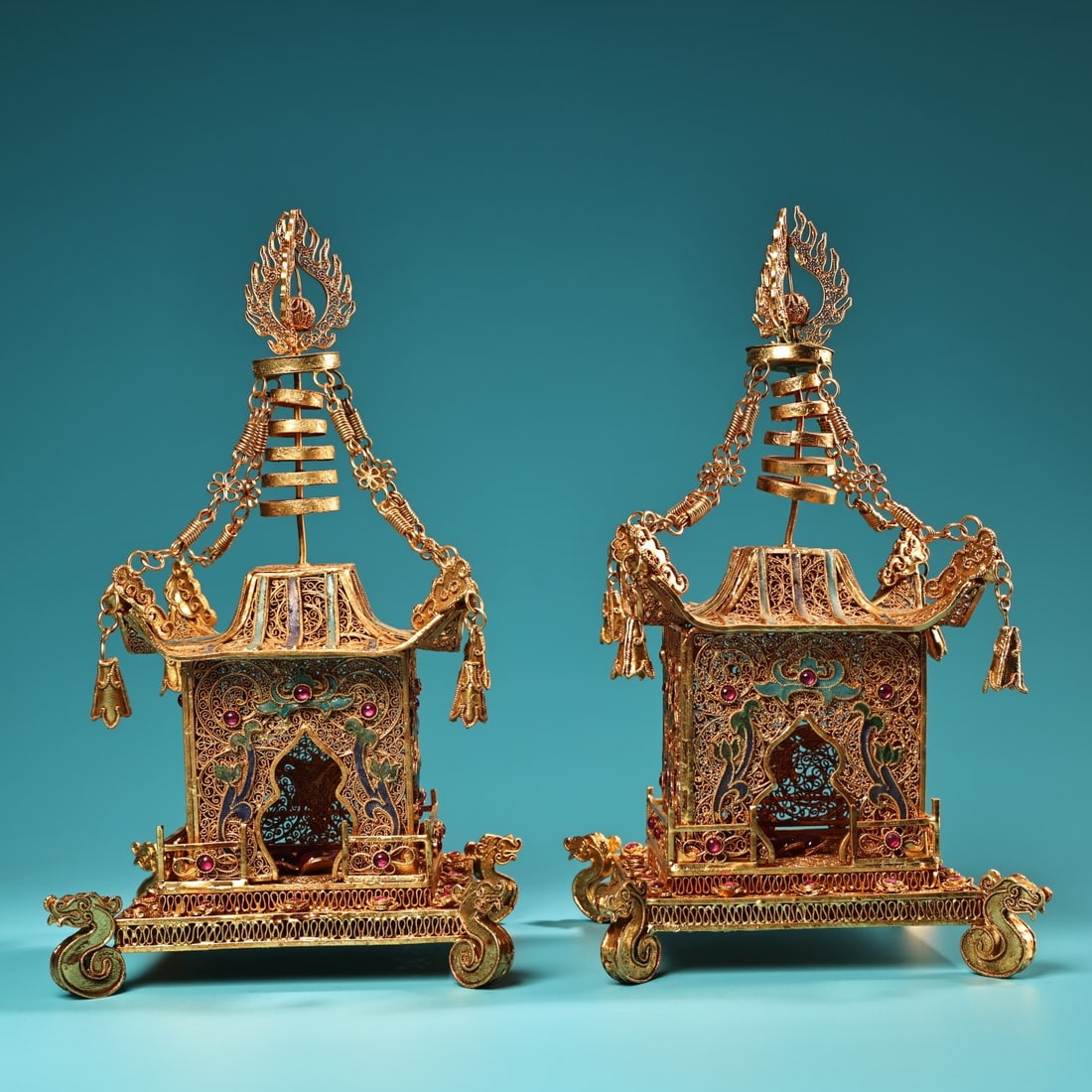 A pair of Exquisite Silver Filigree Gilt Inlaid Gems Stupa: A pair of Exquisite Silver Filigree Gilt Inlaid Gems Stupa,Qing Dynasty, China,Size:9.4inx4.7in,Weigh:540g 一对银花丝鎏金嵌宝石舍Ò