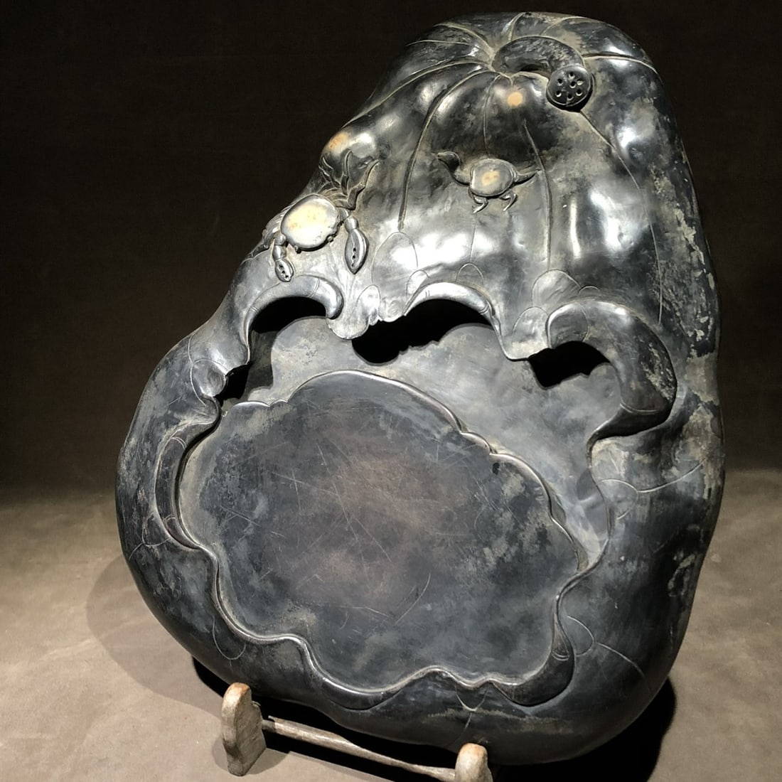 A Exquisite Qiu Rixiu Mark Crab Pattern Inkstone: A Exquisite Qiu Rixiu Mark Crab Pattern Inkstone,Qing Dynasty, China,With Mark,Size:13inx11.2inx1.9in 裘日修款蟹纹端砚,中国清代,
