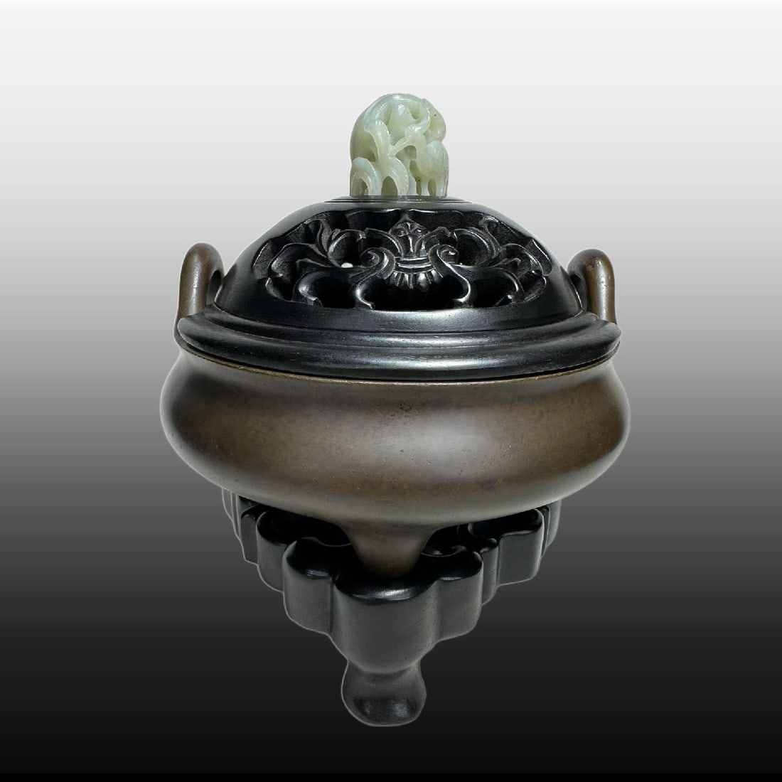 A Exquisite Coppery Inlaid Hotan Jade Knob Double Ears Censer: A Exquisite Coppery Inlaid Hotan Jade Knob Double Ears Censer,Qing Dynasty, China,With Mark,Size:5.4inx3.3in ,Weight:1790g 铜造双耳镶和田玉纽Ġ