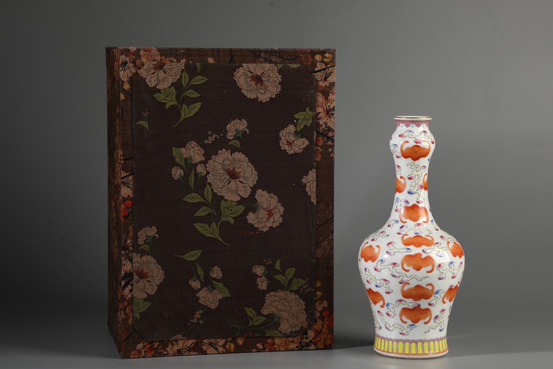 A Exquisite Iron-Red Bats Pattern Vase: A Exquisite Iron-Red Bats Pattern Vase,Qing Dynasty, China,Qianlong Six-character Mark,Size:10.4inx4.7in