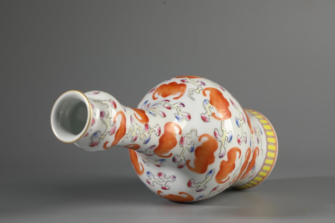 A Exquisite Iron-Red Bats Pattern Vase - 8