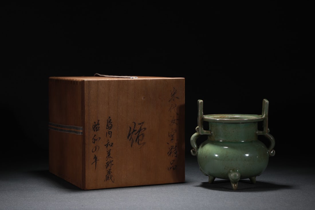 A Exquisite Ru Kiln Celadon Glazed Tripod Censer: A Exquisite Ru Kiln Celadon Glazed Tripod Censer,Song Dynasty, China,Size:5.7inx5.3in 汝窑天青釉三足炉,中国宋代