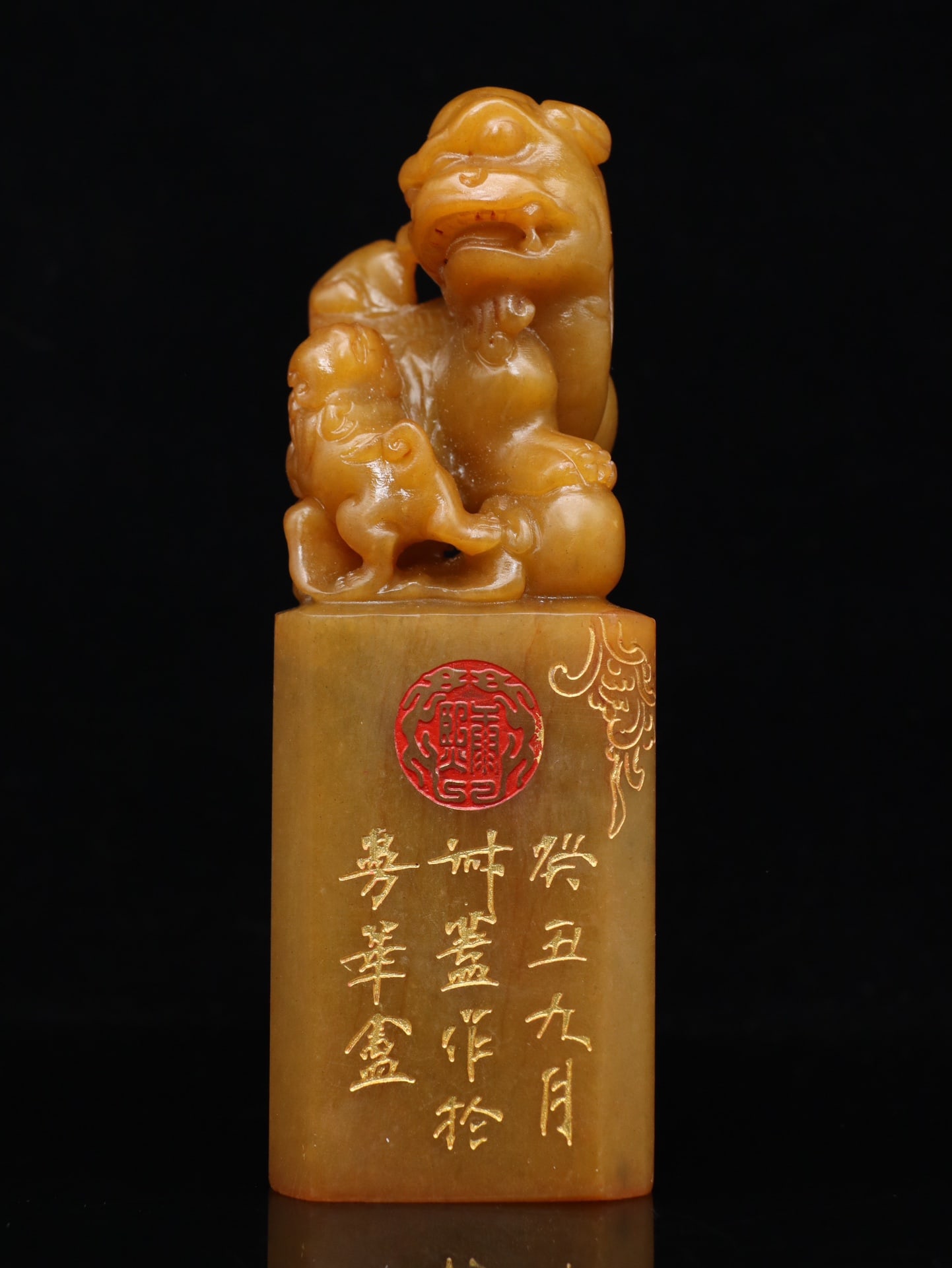 A Exquisite Tianhuang Stone Auspicious Beast Seal: A Exquisite Tianhuang Stone Auspicious Beast Seal,Qing Dynasty, China,Size:5.9inx2inx2in,Weight:663.6g 田黄石瑞兽印章,中国清代