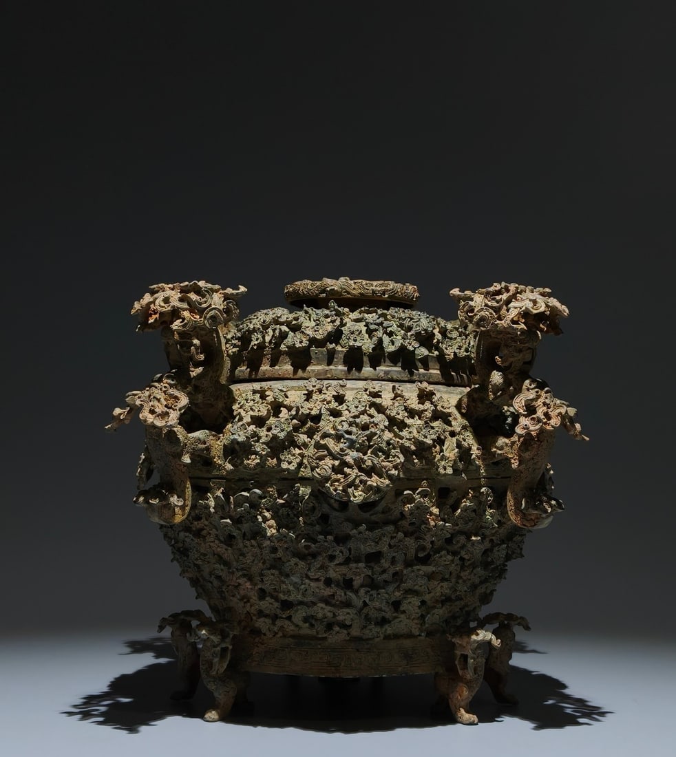 A Exquisite Bronze Dragon Pattern Four-legs Jar: A Exquisite Bronze Dragon Pattern Four-legs Jar,Han Dynasty, China,Size:9.1inx11.4inx8.7in 青铜龙纹四足罐,中国汉代