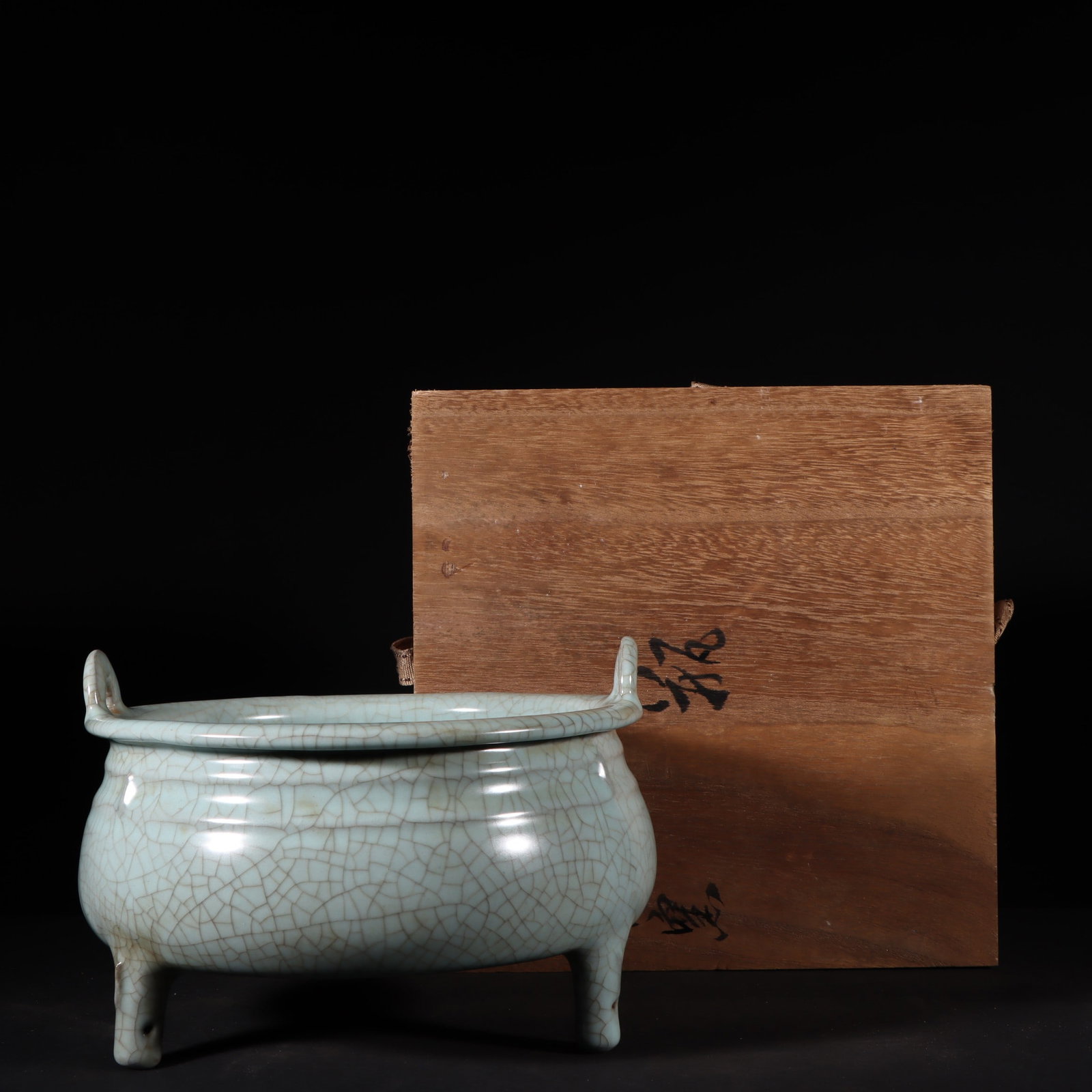 A Exquisite Guan Kiln Celadon Glazed Censer: A Exquisite Guan Kiln Celadon Glazed Censer,Song Dynasty, China,Size:5.5inx7.9in 官窑青釉炉,中国宋代