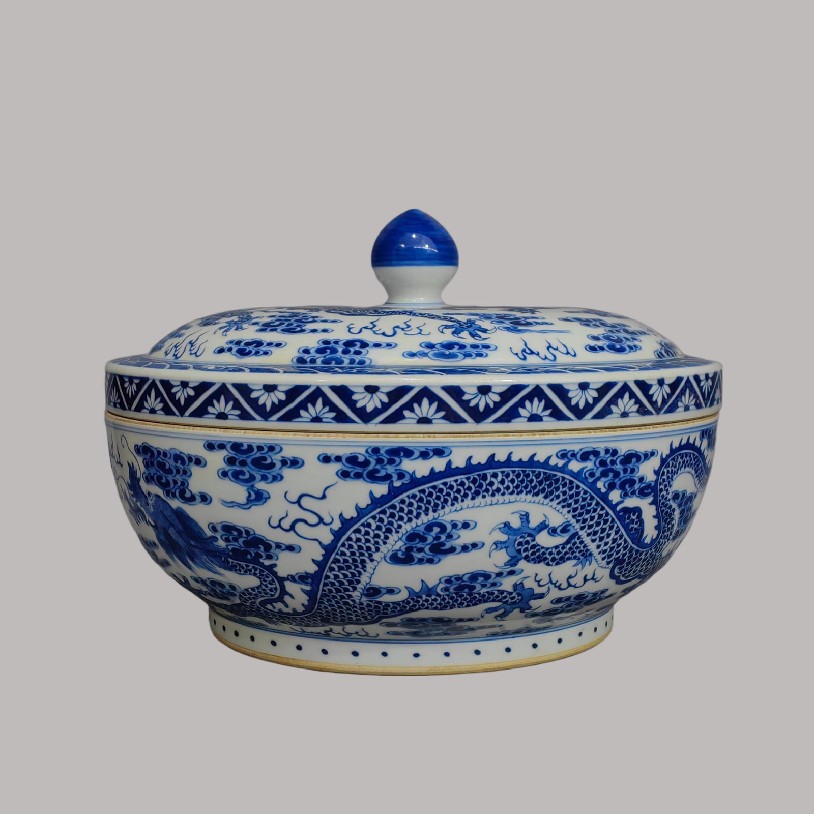 A Exquisite Blue and White Dragon Pattern Basin (1 of 9)