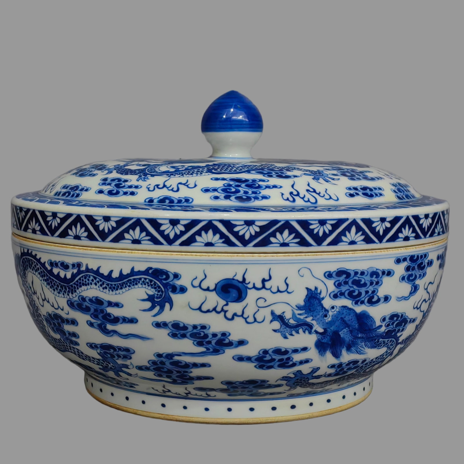 A Exquisite Blue and White Dragon Pattern Basin - 2