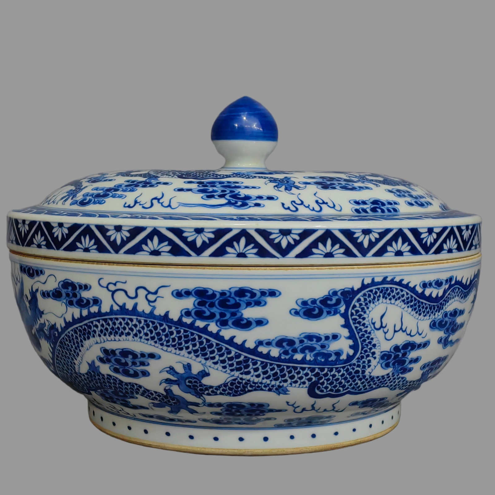 A Exquisite Blue and White Dragon Pattern Basin - 3