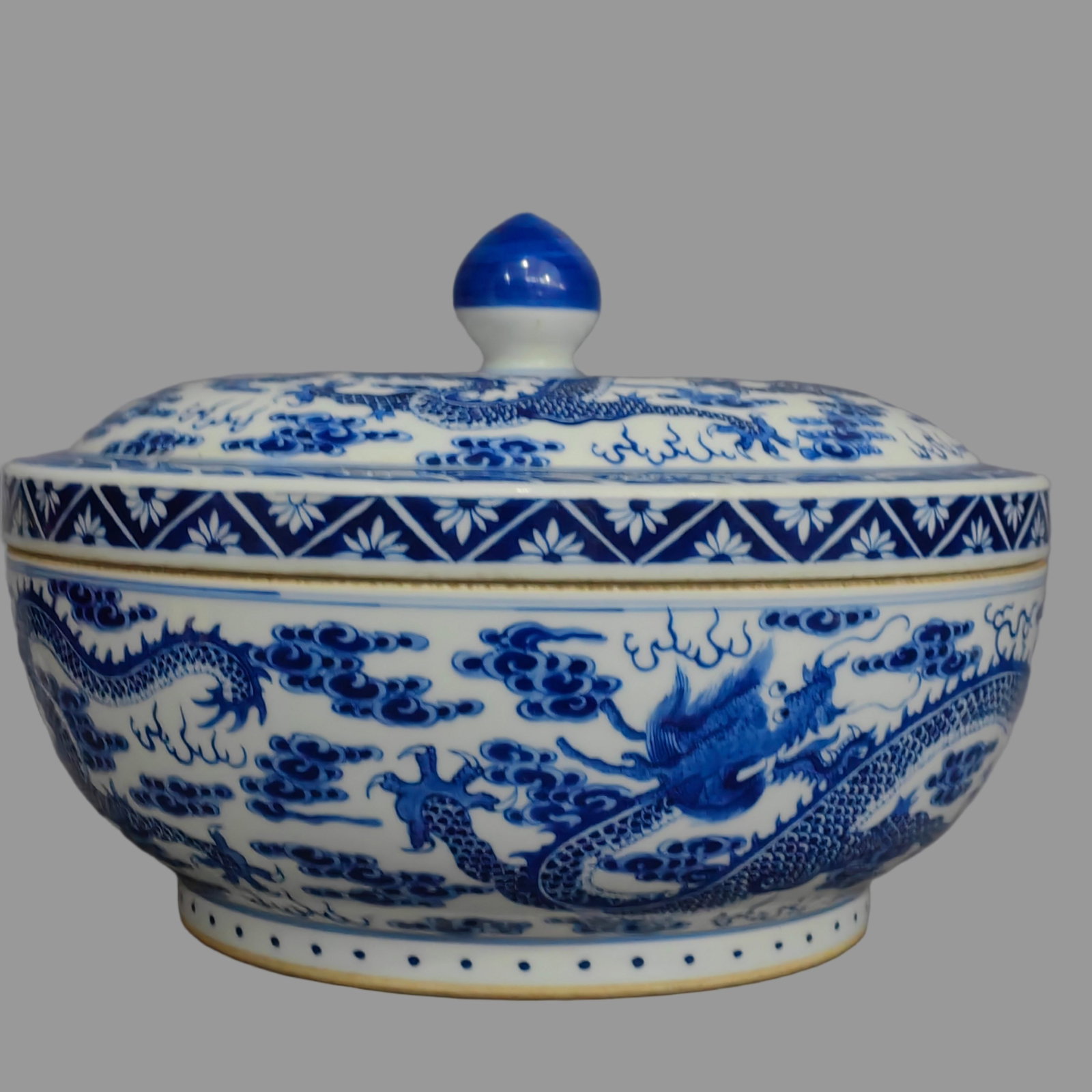 A Exquisite Blue and White Dragon Pattern Basin - 4