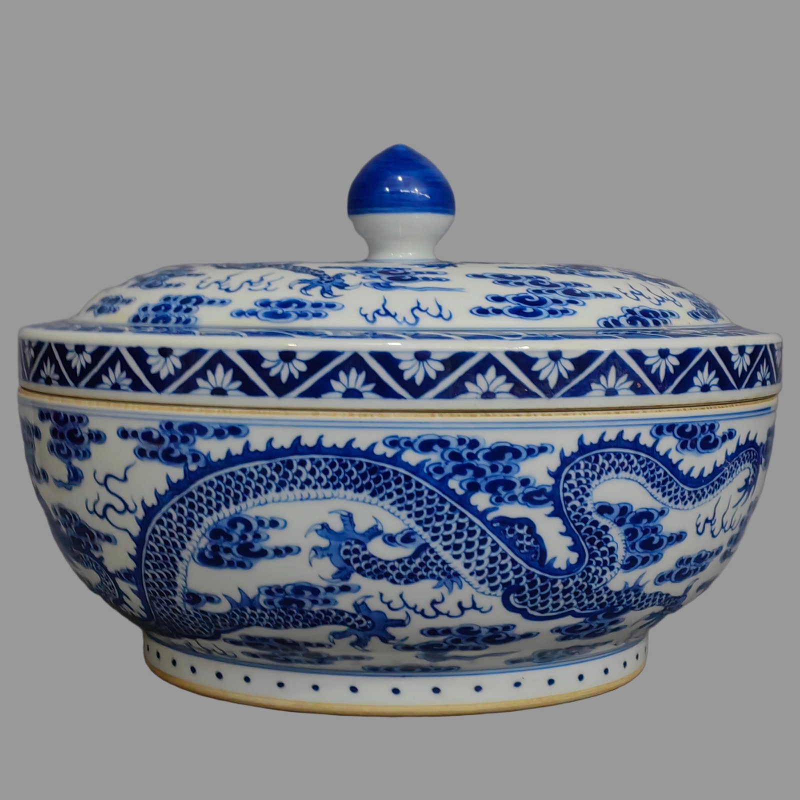 A Exquisite Blue and White Dragon Pattern Basin - 5
