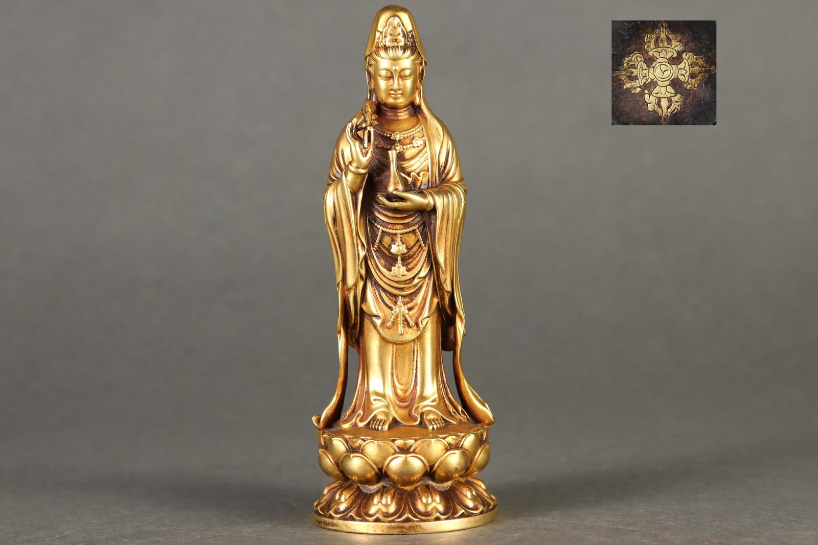 A Exquisite Gilt Bronze Statue of Avalokitesvara Ornament: A Exquisite Gilt Bronze Statue of Avalokitesvara Ornament,Ming Dynasty, China,Size:5.7inx2in ,Weight:800g 紫铜鎏金观音摆件,中国明É