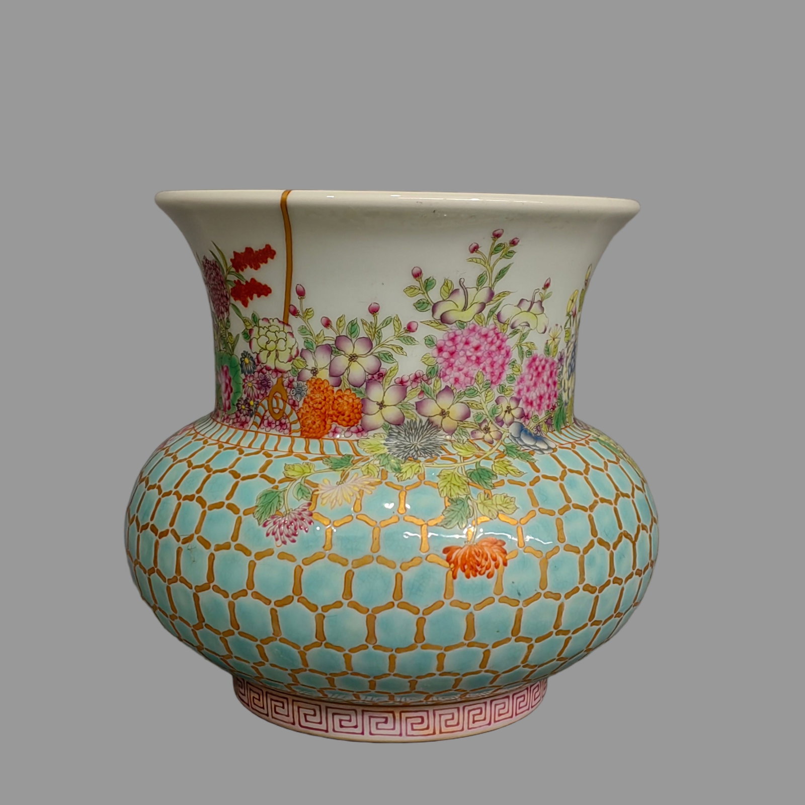 A Exquisite Famille-Rose Flower Pattern Basin - 2
