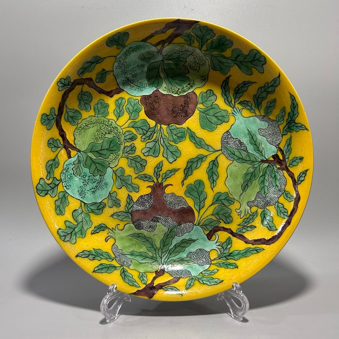A Exquisite Tri-Color Glazed Pomegranate Pattern Plate: A Exquisite Tri-Color Glazed Pomegranate Pattern Plate,Qing Dynasty, China,Kangxi Six-character Mark,Size:13inx2.6in 三彩石榴纹盘,中国清代,&