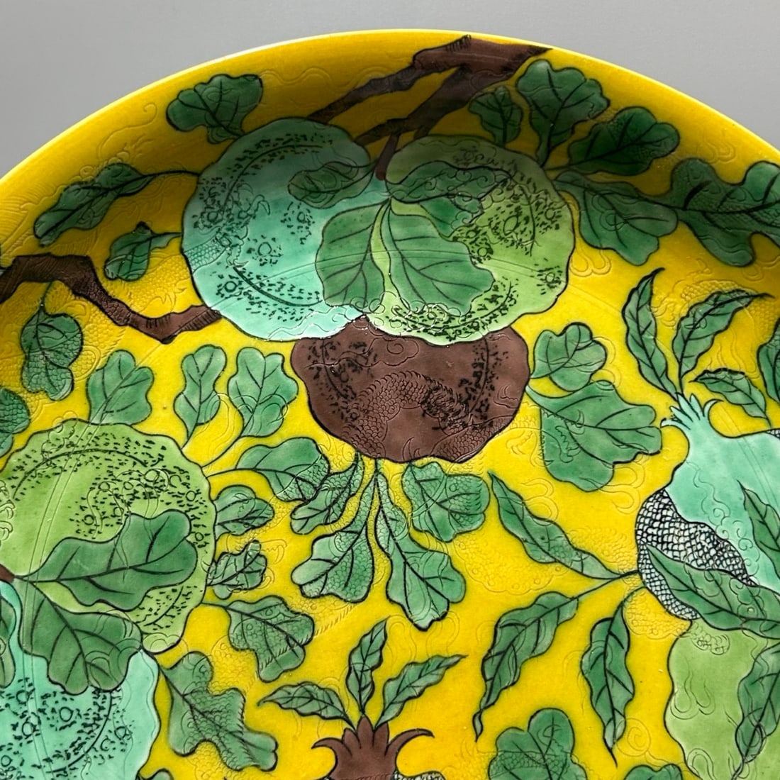A Exquisite Tri-Color Glazed Pomegranate Pattern Plate - 3